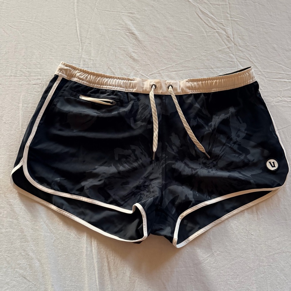 Vuori Women's Performance Shorts Floral Print Size XL 2” Inseam Athleisure